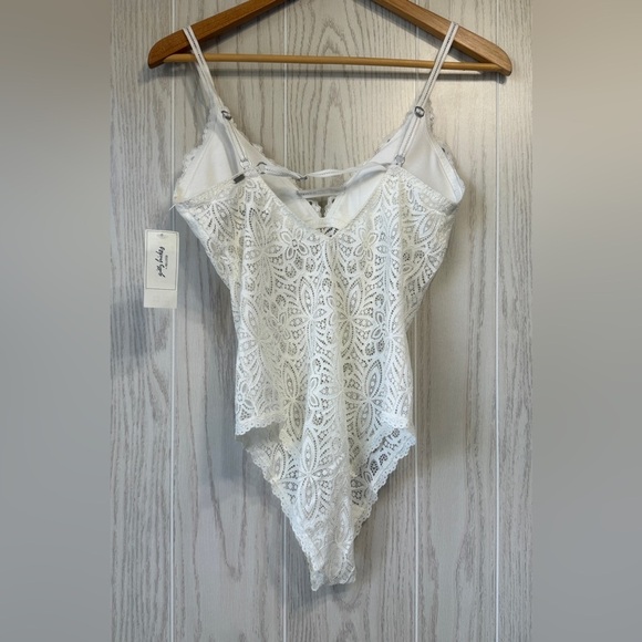 Gilly Hicks Cream Lace Bodysuit by Hollister Size M NWT - Picture 3 of 4